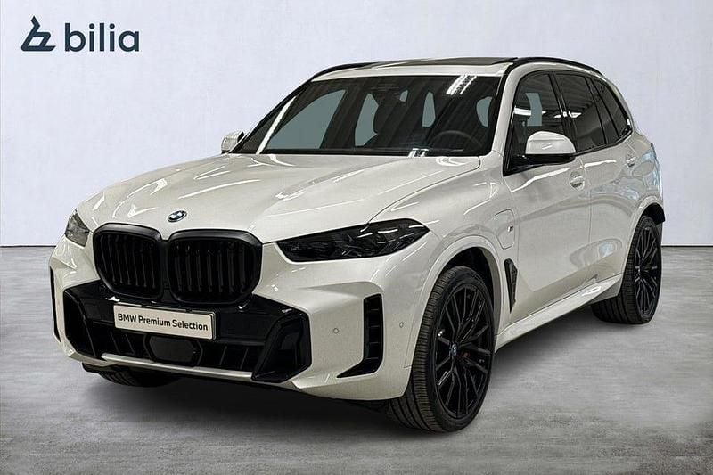 Alpin vit Begagnad 2025 BMW X5 M Sport SUV | 1 079 900 kr - Bild 1/4