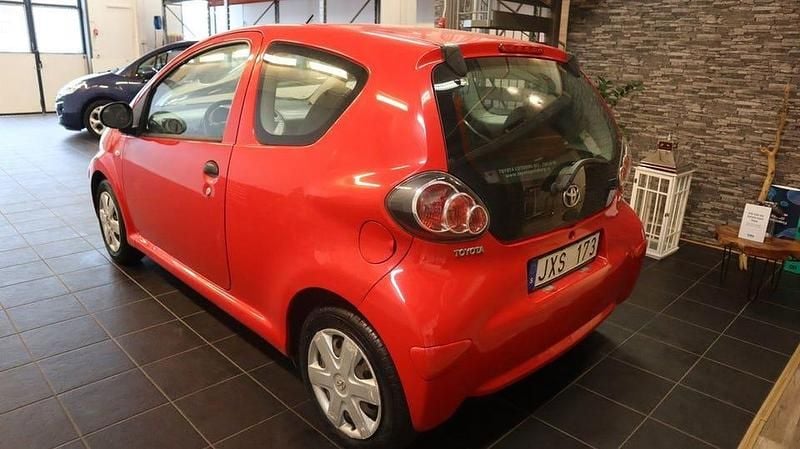 Begagnad Toyota Aygo 68 HK (50 kW) 2010 Röd Halvkombi