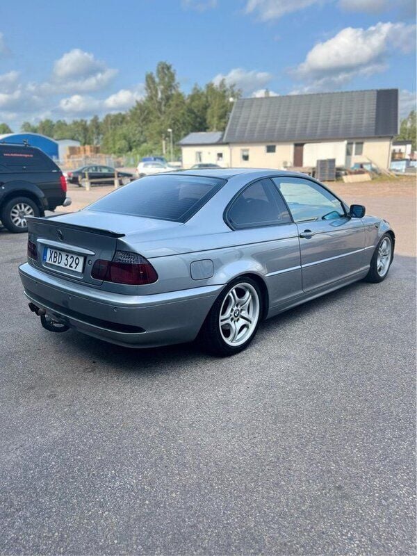 Grå Begagnad 2006 BMW 320 Sport Line Sportkupé | 60 000 kr (Marknadspris) - Bild 1/4