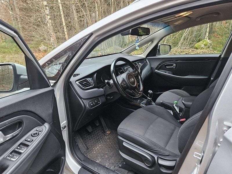 Grå Begagnad 2015 Kia Carens Minibuss | 83 500 kr (Marknadspris) - Bild 1/4