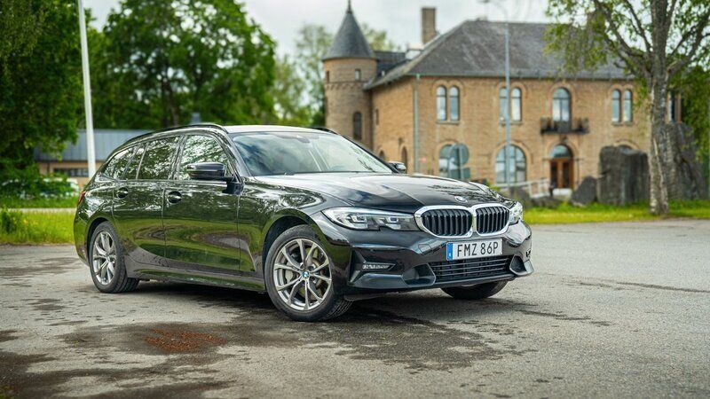 Svart Begagnad 2021 BMW 330e Kombi | 305 000 kr (Marknadspris) - Bild 1/4