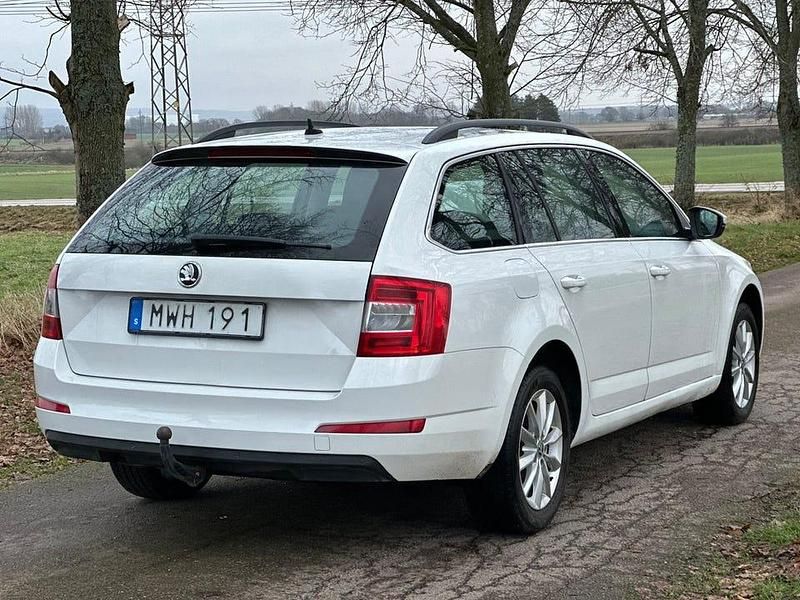Begagnad Skoda Octavia Ambition 110 HK (80 kW) 2015 Vit Kombi