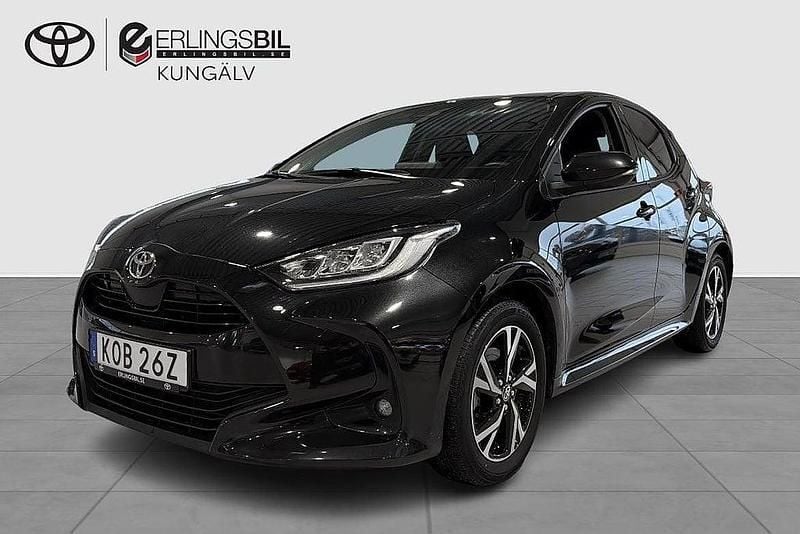 Svart Begagnad 2024 Toyota Yaris Hybrid Active Halvkombi | 239 900 kr (Marknadspris) - Bild 1/4