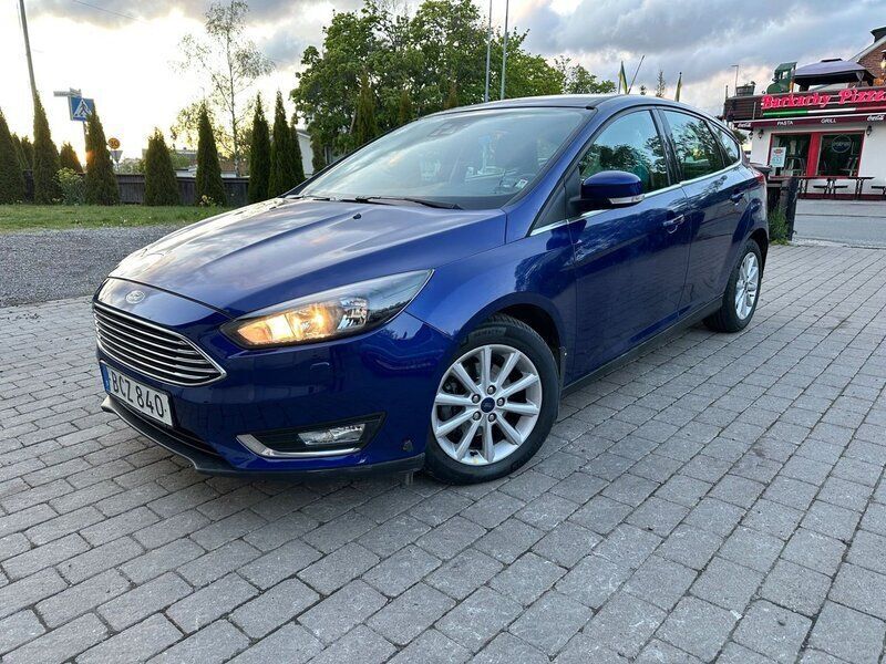 Blå Begagnad 2015 Ford Focus Titanium Halvkombi | 89 700 kr (Marknadspris) - Bild 1/4
