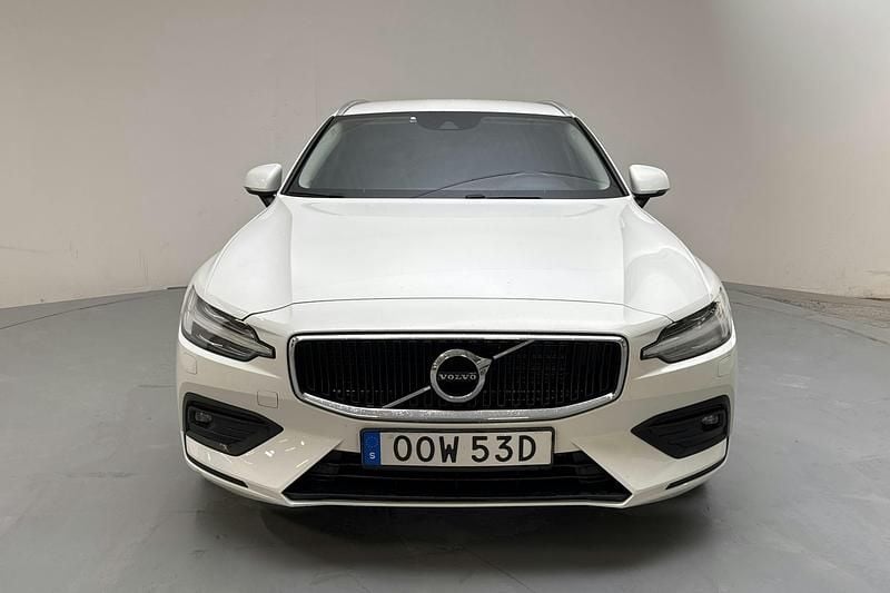 Begagnad Volvo V60 Momentum 197 HK (144 kW) 2021 Vit Kombi