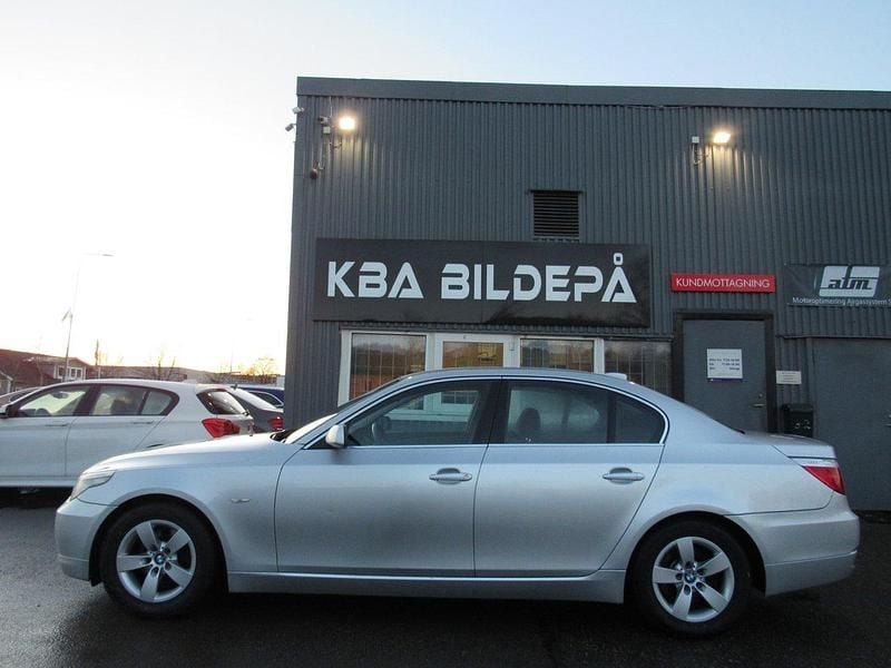 Ljusgrå Begagnad 2007 BMW 523 Sedan | 79 900 kr (Dyr) - Bild 1/4