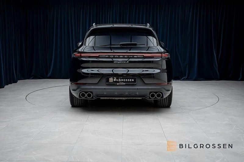 Begagnad Porsche Cayenne S E-Hybrid 520 HK (382 kW) 2024 Svart SUV