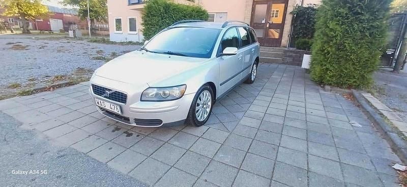 Ljusgrå (grå) Begagnad 2005 Volvo V50 Kinetic Kombi | 29 000 kr - Bild 1/4
