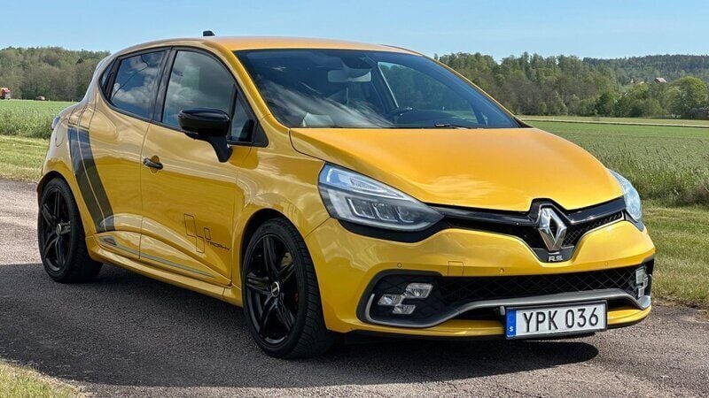 Gul Begagnad 2017 Renault Clio IV Trophy Halvkombi | 214 900 kr - Bild 1/4