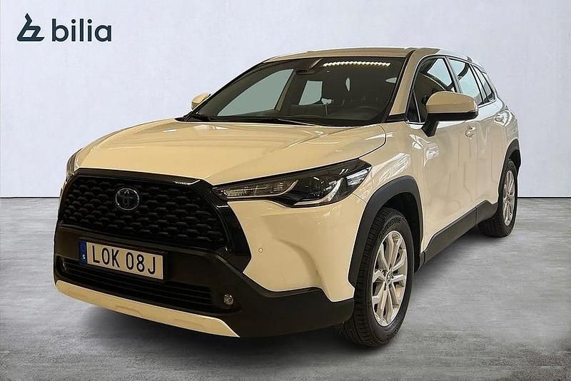 Vit Begagnad 2022 Toyota Corolla Cross Active SUV | 339 900 kr (Lite dyr) - Bild 1/4