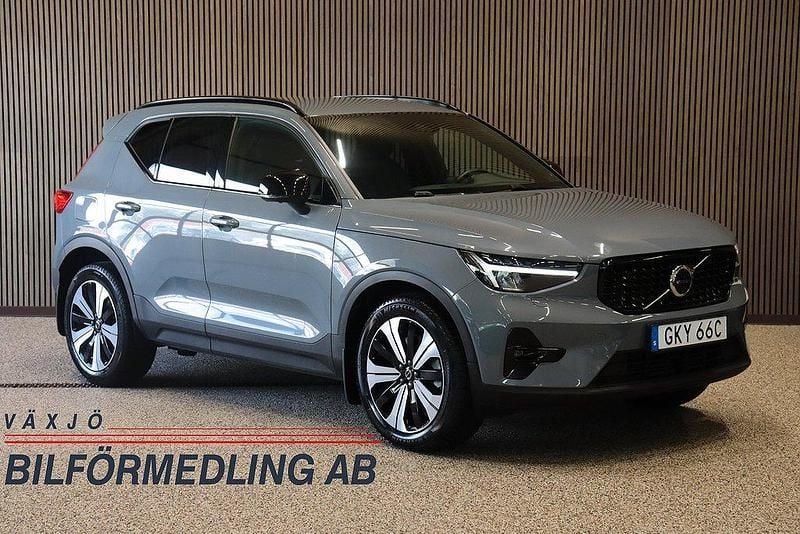 Grå Begagnad 2023 Volvo XC40 Plus SUV | 359 000 kr (Lite dyr) - Bild 1/4