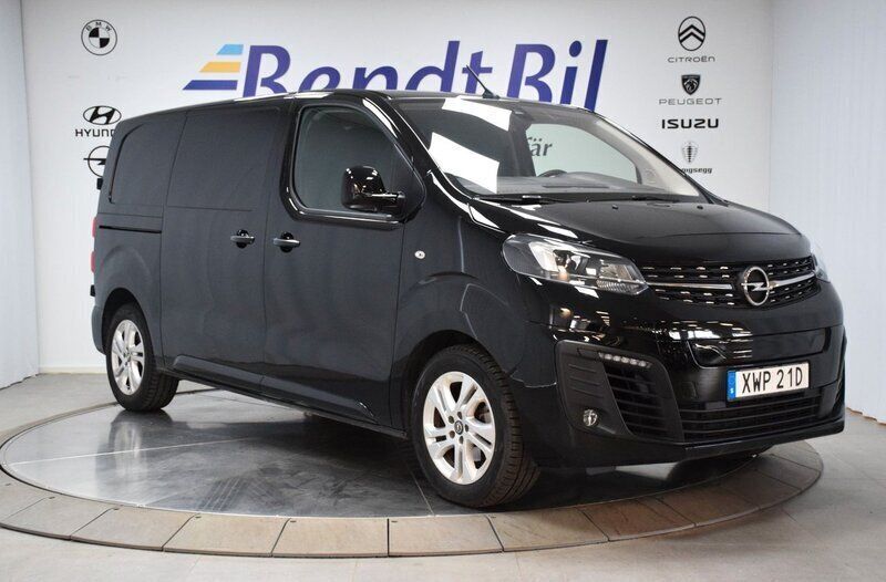 Svart Begagnad 2023 Opel Vivaro-e Combi Van | 429 500 kr (Marknadspris) - Bild 1/3