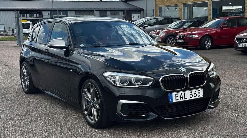 Begagnad BMW M135 326 HK (239 kW) 2016 Svart Halvkombi