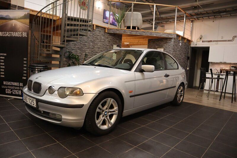 Ljusgrå Begagnad 2001 BMW 316 Compact Halvkombi | 34 900 kr (Bra pris) - Bild 1/4