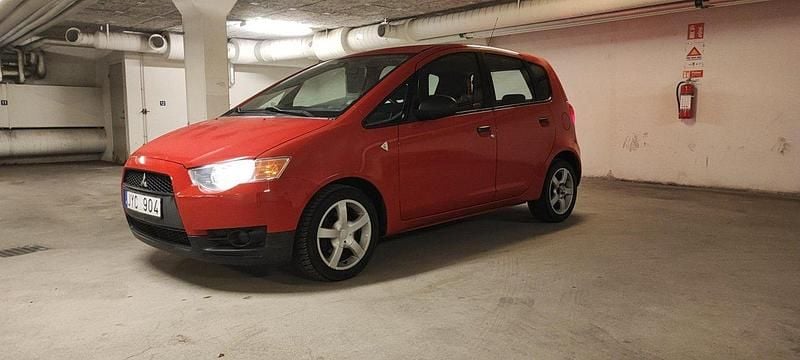 Röd Begagnad 2009 Mitsubishi Colt Halvkombi | 33 900 kr - Bild 1/4