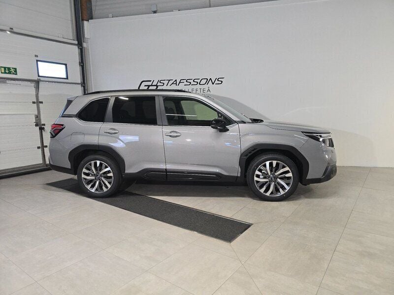 Grå (river rock pearl) Ny 2025 Subaru Forester SUV | 530 800 kr - Bild 1/4