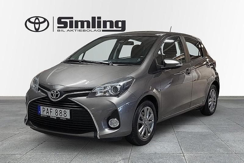 Mörkgrå (grå) Begagnad 2016 Toyota Yaris Active Halvkombi | 104 900 kr (Marknadspris) - Bild 1/4