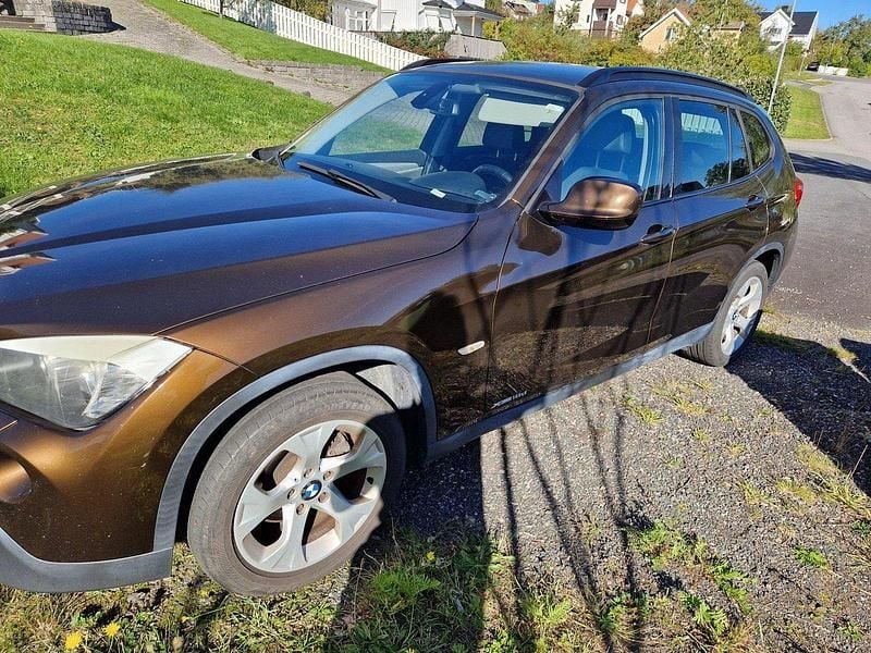 Brun Begagnad 2010 BMW X1 SUV | 56 000 kr (Bra pris) - Bild 1/4