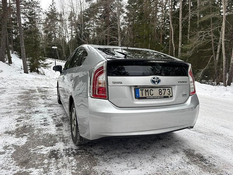 Begagnad Toyota Prius 136 HK (100 kW) 2012 Silver Halvkombi