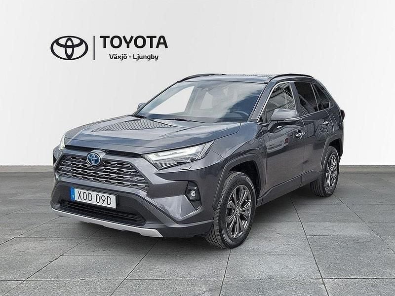 Mörkgrå Begagnad 2021 Toyota RAV4 Hybrid Executive SUV | 395 000 kr (Marknadspris) - Bild 1/3