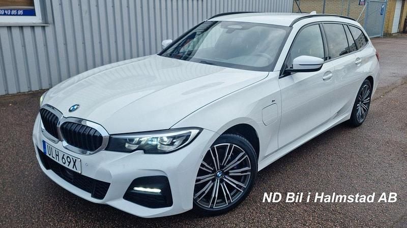 Vit Begagnad 2020 BMW 330e M Sport Kombi | 269 000 kr (Marknadspris) - Bild 1/4