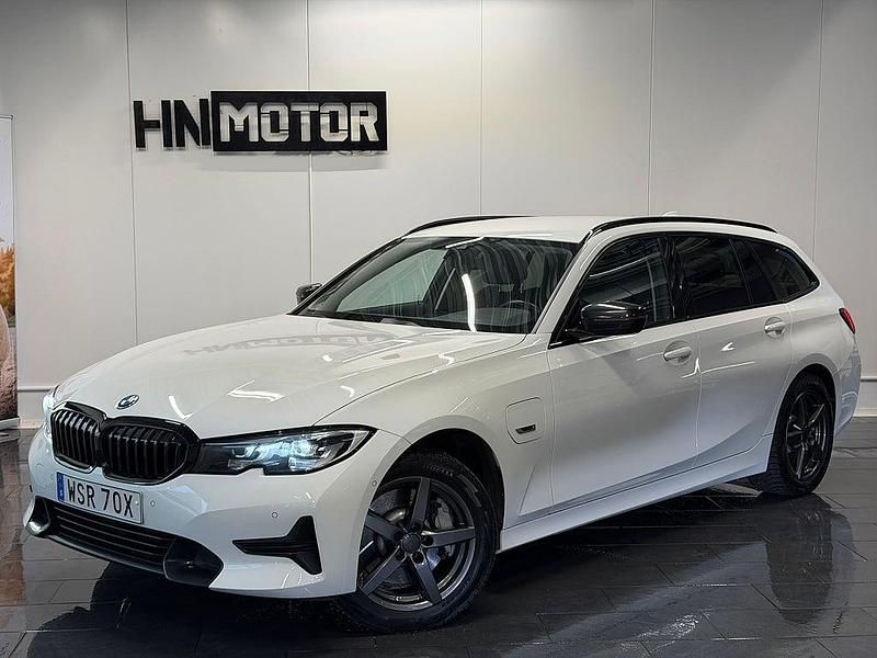 Vit Begagnad 2022 BMW 330e Sport Line Kombi | 294 900 kr (Superpris) - Bild 1/4