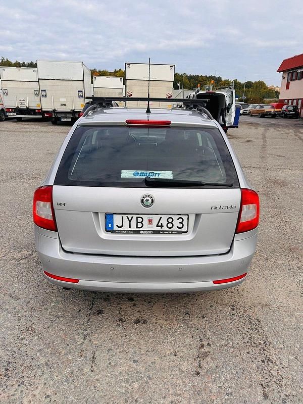 Silver Begagnad 2009 Skoda Octavia Ambiente Kombi | 29 000 kr (Lite dyr) - Bild 1/4