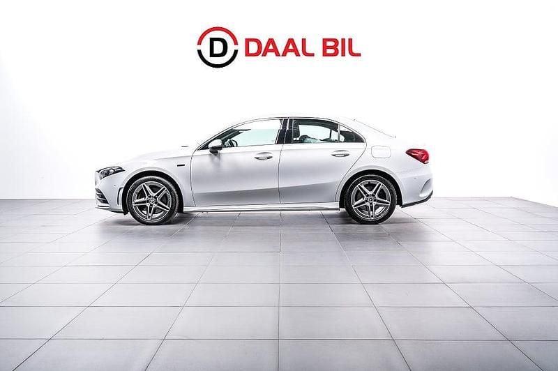 Vit Begagnad 2021 Mercedes A250 AMG Sedan | 279 700 kr (Marknadspris) - Bild 1/4