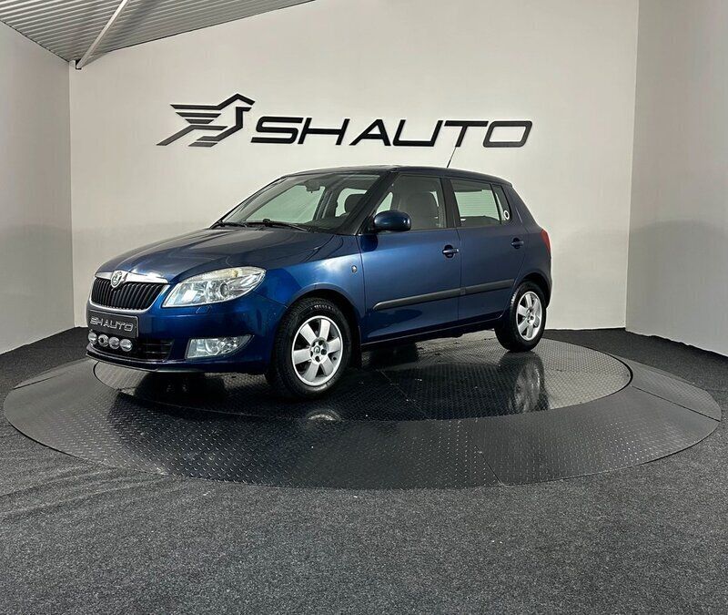 Mörkblå (blå) Begagnad 2011 Skoda Fabia Elegance Halvkombi | 29 900 kr (Marknadspris) - Bild 1/4