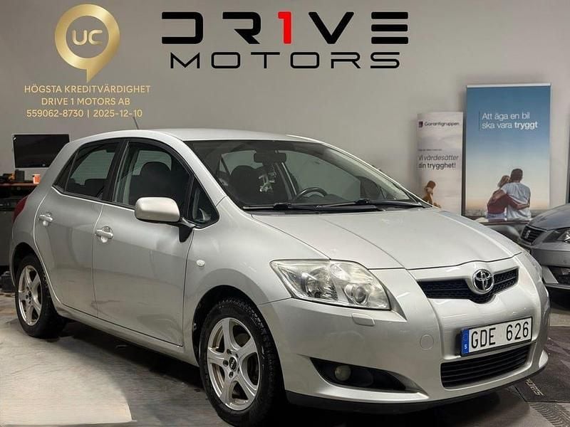 Silver Begagnad 2010 Toyota Auris Halvkombi | 59 900 kr (Marknadspris) - Bild 1/4