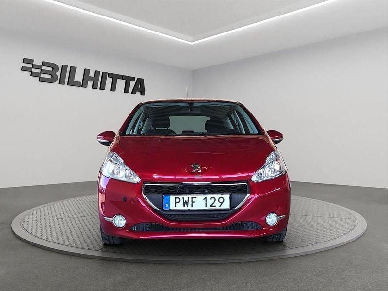 Mörkröd (röd) Begagnad 2014 Peugeot 208 Halvkombi | 84 900 kr (Marknadspris) - Bild 1/4