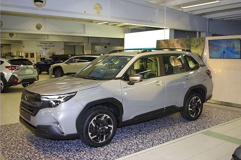 Grå Ny 2024 Subaru Forester SUV | 423 400 kr (Bra pris) - Bild 1/4