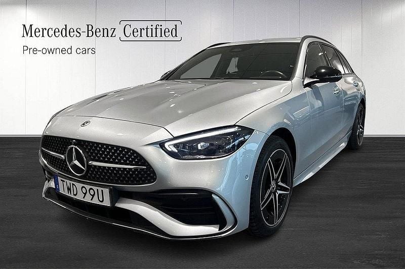 Silver Begagnad 2023 Mercedes C300e AMG Kombi | 499 000 kr (Marknadspris) - Bild 1/4
