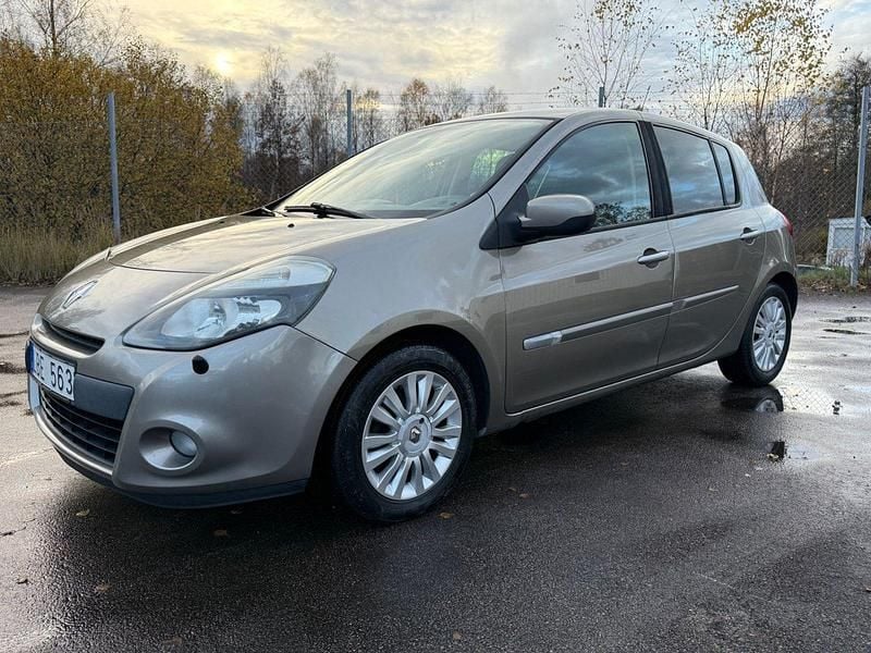 Ljusbrun (brun) Begagnad 2011 Renault Clio R.S. Halvkombi | 34 900 kr (Marknadspris) - Bild 1/4