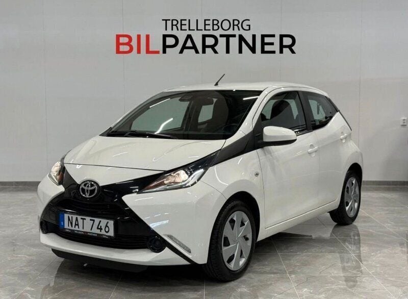 Vit Begagnad 2015 Toyota Aygo X-play Halvkombi | 69 900 kr (Bra pris) - Bild 1/4