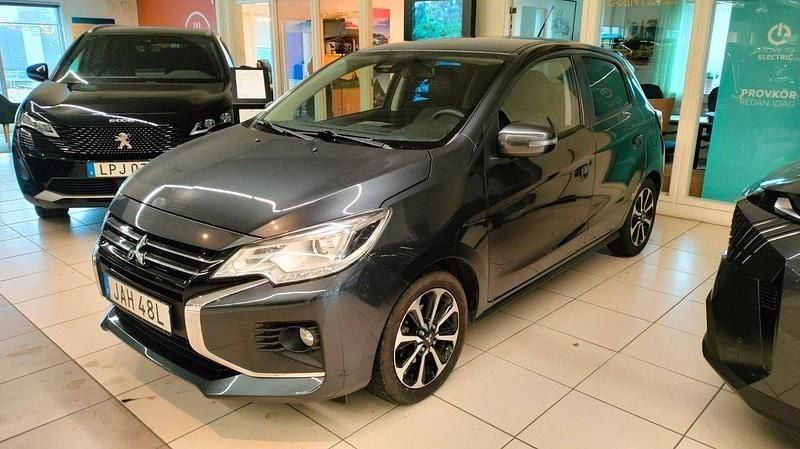 Grå Begagnad 2023 Mitsubishi Space Star Halvkombi | 169 000 kr (Marknadspris) - Bild 1/4