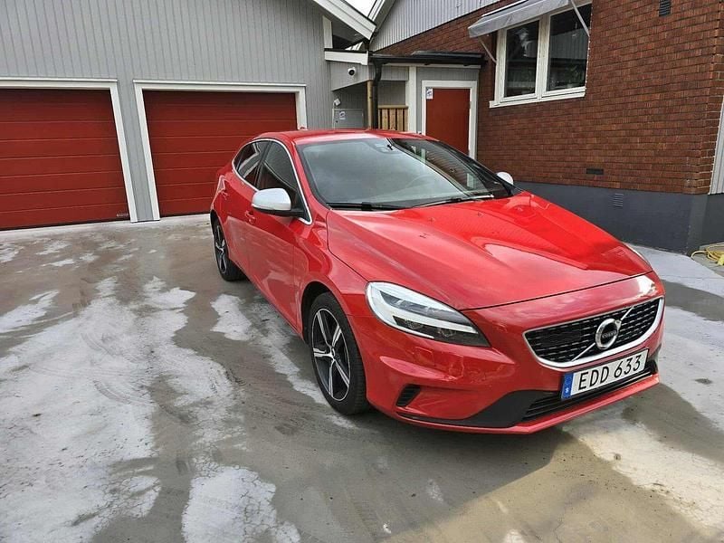 Röd Begagnad 2018 Volvo V40 R-Design Kombi | 155 000 kr (Bra pris) - Bild 1/4