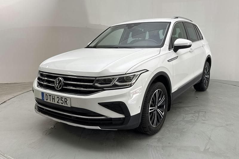 Vit Begagnad 2021 VW Tiguan SUV | 240 000 kr (Superpris) - Bild 1/4
