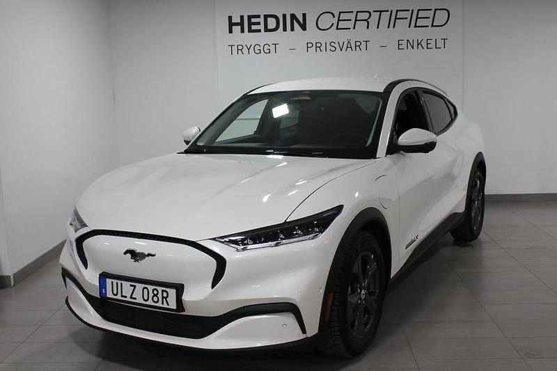 Vit (white) Begagnad 2022 Ford Mustang Mach-E SUV | 389 900 kr (Marknadspris) - Bild 1/4