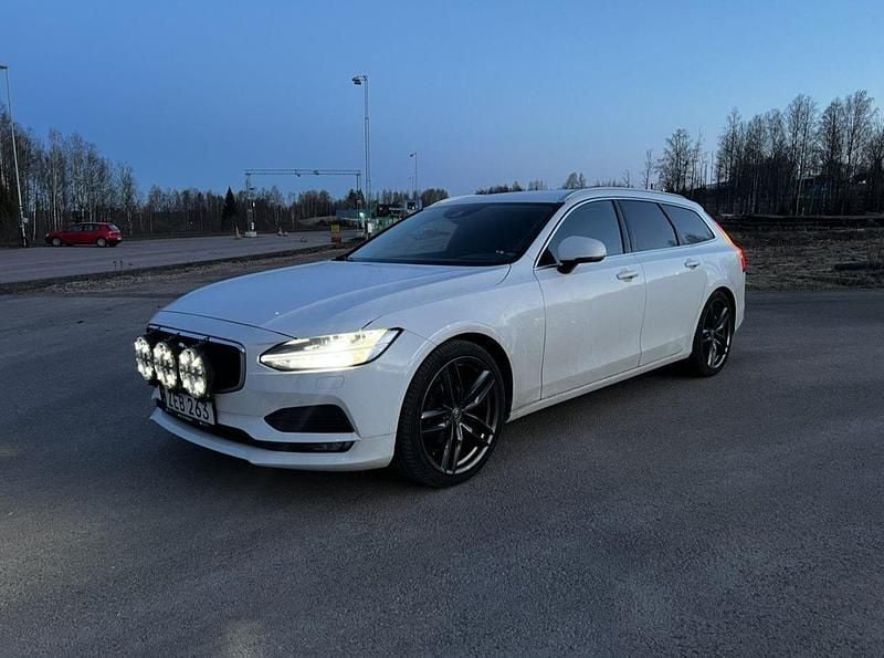 Vit Begagnad 2018 Volvo V90 Kombi | 170 000 kr (Marknadspris) - Bild 1/4