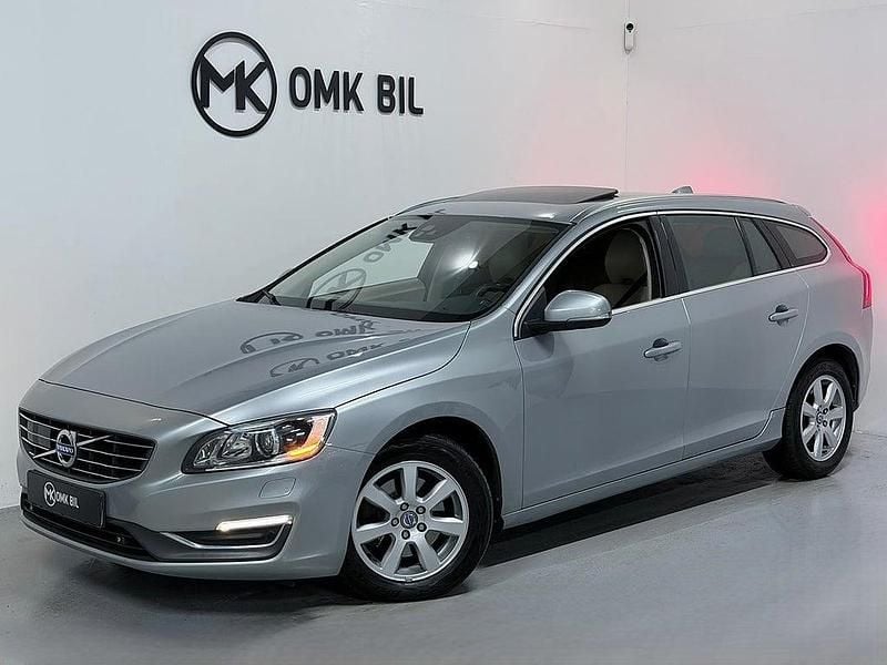 Silver Begagnad 2014 Volvo V60 Summum Kombi | 127 900 kr (Marknadspris) - Bild 1/4