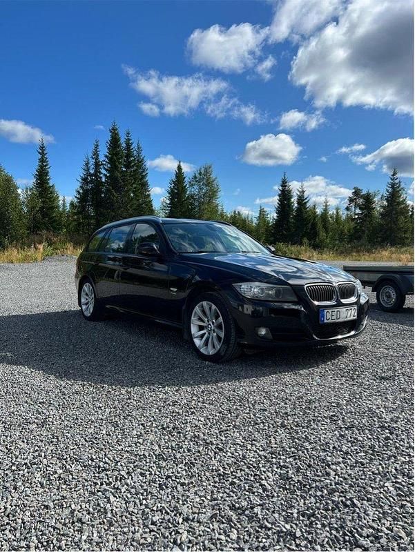 Svart Begagnad 2011 BMW 320 Kombi | 74 000 kr (Marknadspris) - Bild 1/4