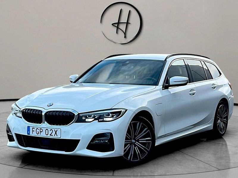Vit Begagnad 2021 BMW 330e M Sport Kombi | 289 900 kr (Lite dyr) - Bild 1/4