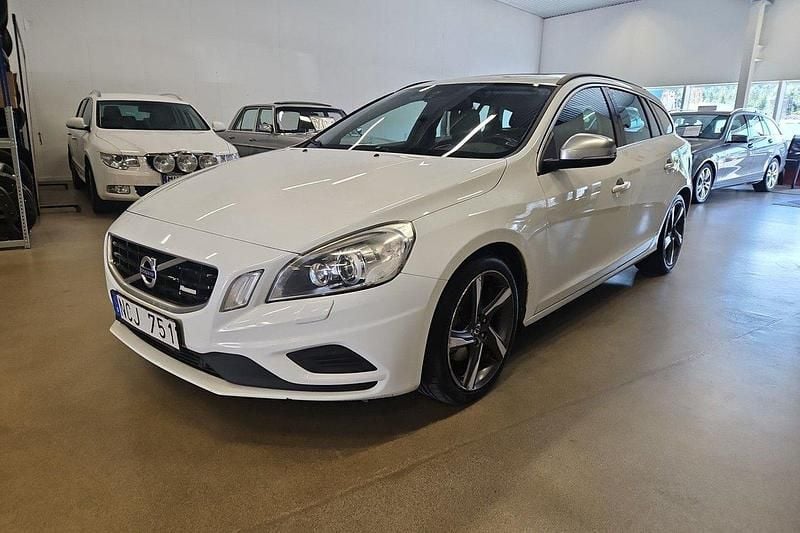 Vit Begagnad 2013 Volvo V60 R-Design Kombi | 79 900 kr (Marknadspris) - Bild 1/4