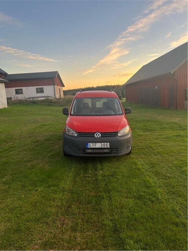 Röd Begagnad 2011 VW Caddy Minibuss | 25 000 kr (Superpris) - Bild 1/4