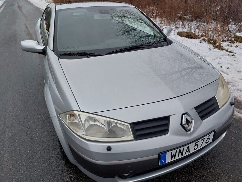 Ljusgrå (grå) Begagnad 2005 Renault Mégane Cabriolet Cab | 38 900 kr (Marknadspris) - Bild 1/4