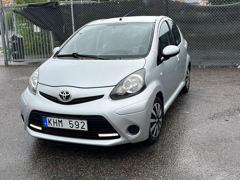Silver Begagnad 2013 Toyota Aygo Halvkombi | 44 900 kr (Marknadspris) - Bild 1/4