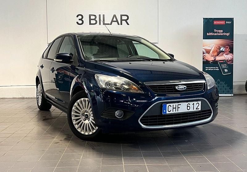 Blå Begagnad 2010 Ford Focus Titanium Halvkombi | 54 900 kr (Marknadspris) - Bild 1/4