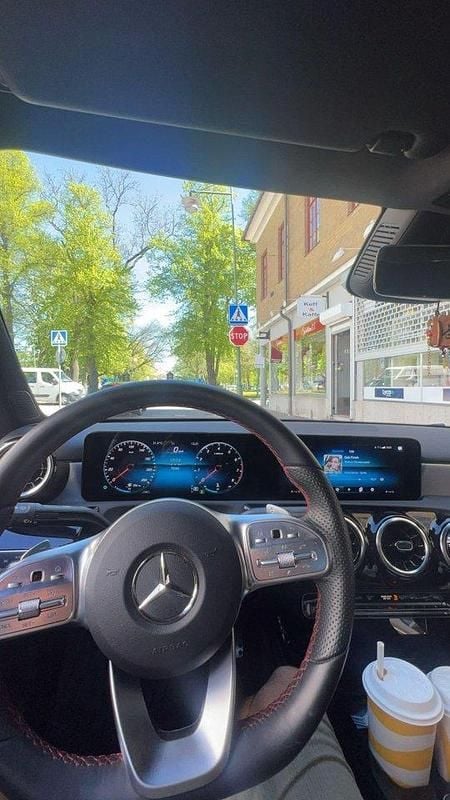 Grå Begagnad 2021 Mercedes A180 AMG Sedan | 255 000 kr (Marknadspris) - Bild 1/4