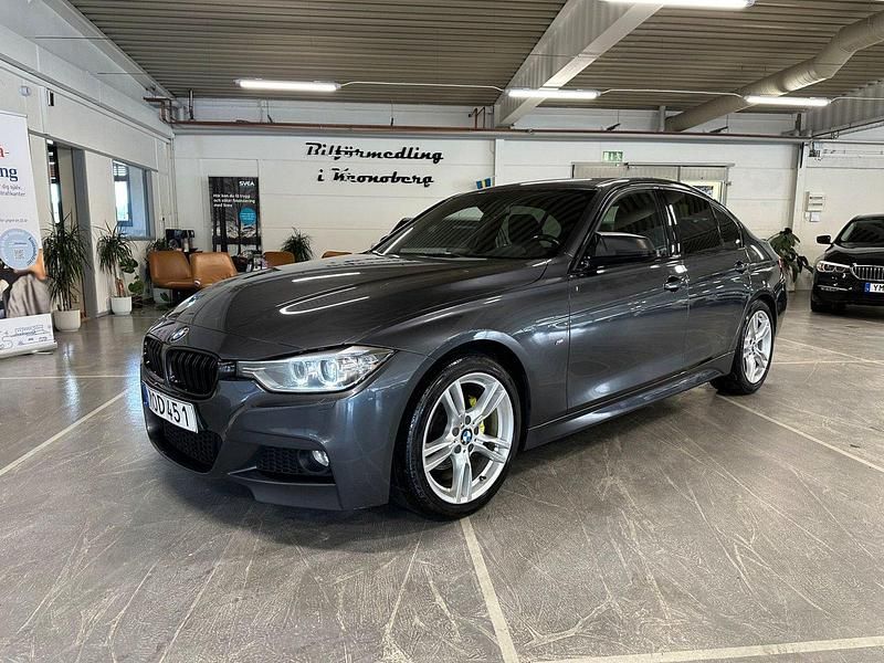 Grå Begagnad 2014 BMW 320 M Sport Sedan | 179 900 kr (Dyr) - Bild 1/4